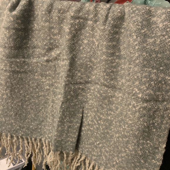 Noble Mount long fringed scarf - Picture 7 of 7